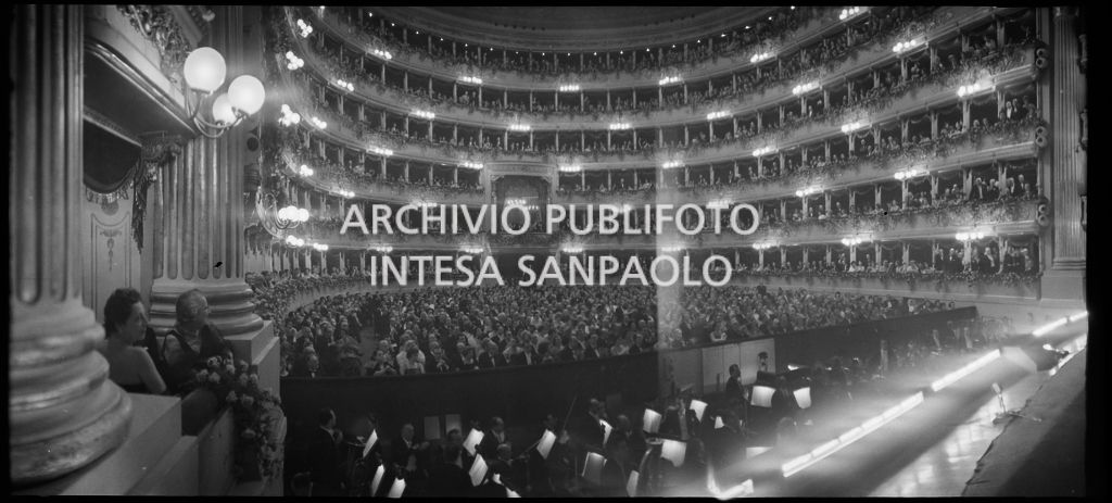 Vista dal palcoscenico del Teatro alla Scala sul golfo mistico, la platea ed i palchi, gremiti di gente, in occasione della serata inaugurale della stagione lirica 1958-1959 con l'opera "Turandot", di Giacomo Puccini, diretta da Antonino Votto con la regia di Margherita Wallmann