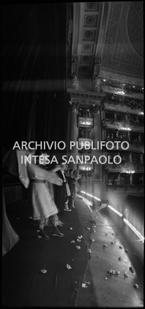 Gli artisti sul palcoscenico del Teatro alla Scala al termine dell'opera "Turandot", di Giacomo Puccini, diretta da Antonino Votto con la regia di Margherita Wallmann, che inaugura la stagione lirica 1958-1959