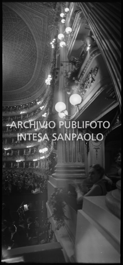 Vista dal palcoscenico del Teatro alla Scala sul golfo mistico, la platea ed i palchi, gremiti di gente, in occasione della serata inaugurale della stagione lirica 1958-1959 con l'opera "Turandot", di Giacomo Puccini, diretta da Antonino Votto con la regia di Margherita Wallmann