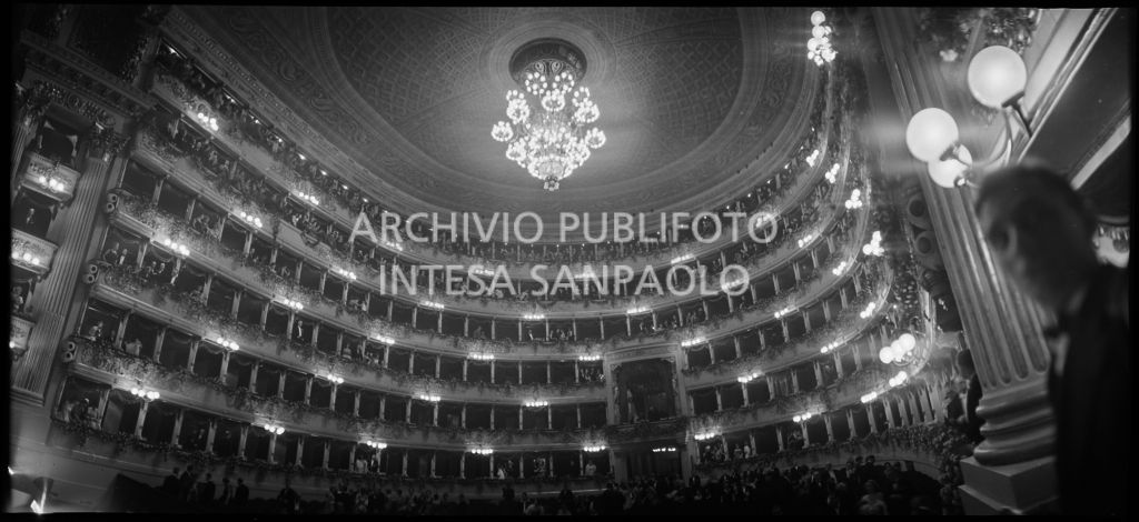 Vista dal palcoscenico del Teatro alla Scala sulla platea e i palchi, gremiti di gente, in occasione della serata inaugurale della stagione lirica 1958-1959 con l'opera "Turandot", di Giacomo Puccini, diretta da Antonino Votto con la regia di Margherita Wallmann