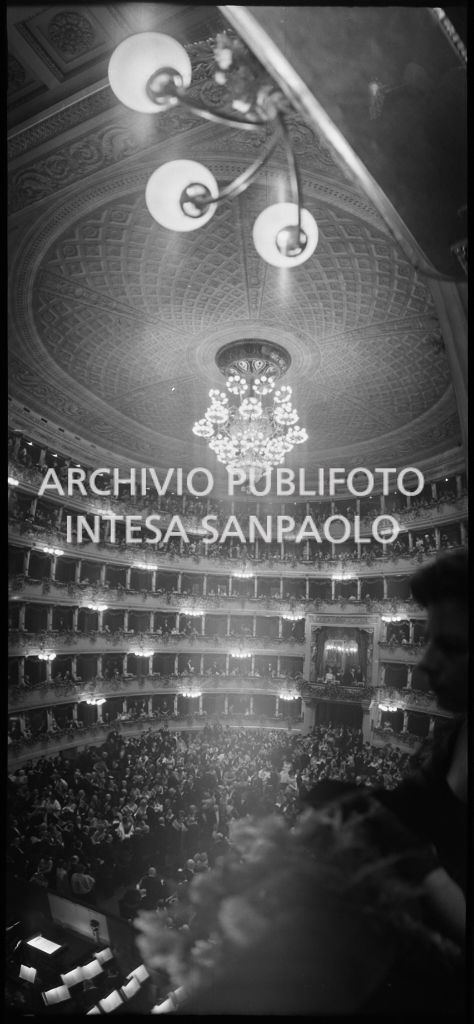 Vista da un palco del Teatro alla Scala sul golfo mistico, la platea ed i palchi, gremiti di gente, in occasione della serata inaugurale della stagione lirica 1958-1959 con l'opera "Turandot", di Giacomo Puccini, diretta da Antonino Votto con la regia di Margherita Wallmann