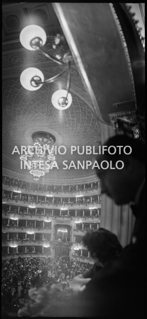 Vista da un palco del Teatro alla Scala sulla platea e i palchi, gremiti di gente, in occasione della serata inaugurale della stagione lirica 1958-1959 con l'opera "Turandot", di Giacomo Puccini, diretta da Antonino Votto con la regia di Margherita Wallmann