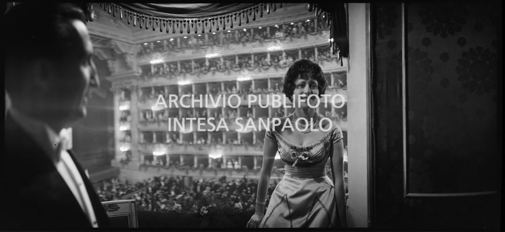 Il conte Franco Cella di Rivara e la moglie in un palco del Teatro alla Scala in occasione della serata inaugurale della stagione lirica 1958-1959 con l'opera "Turandot", di Giacomo Puccini, diretta da Antonino Votto con la regia di Margherita Wallmann