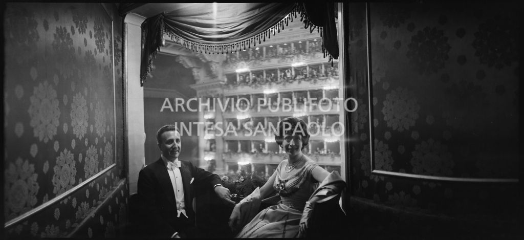Il conte Franco Cella di Rivara e la moglie in un palco del Teatro alla Scala in occasione della serata inaugurale della stagione lirica 1958-1959 con l'opera "Turandot", di Giacomo Puccini, diretta da Antonino Votto con la regia di Margherita Wallmann