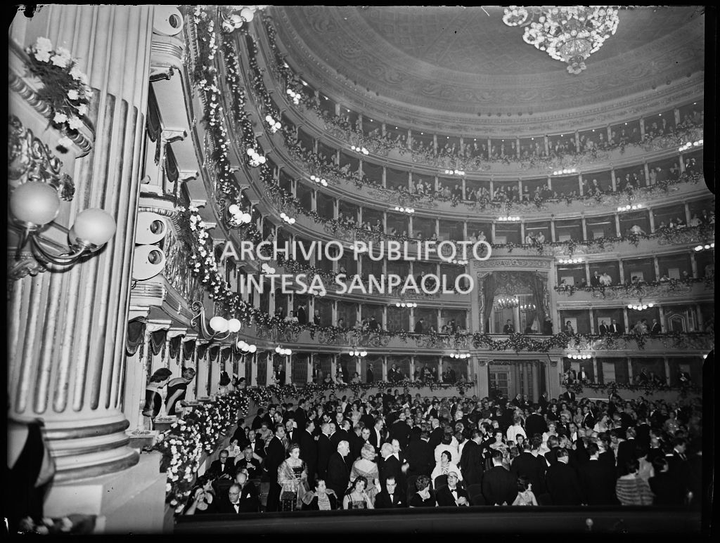 Vista dal palcoscenico del Teatro alla Scala sulla platea e i palchi, gremiti di gente, in occasione della serata inaugurale della stagione lirica 1958-1959 con l'opera "Turandot", di Giacomo Puccini, diretta da Antonino Votto con la regia di Margherita Wallmann