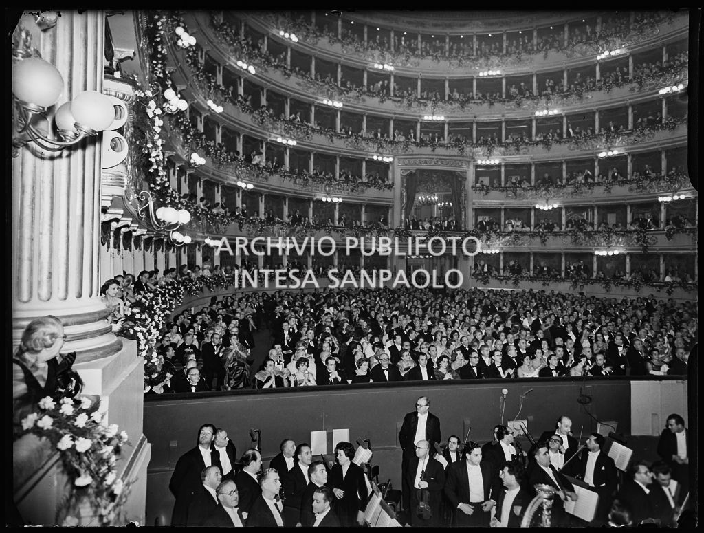 Vista dal palcoscenico del Teatro alla Scala sul golfo mistico, la platea ed i palchi, gremiti di gente, in occasione della serata inaugurale della stagione lirica 1958-1959 con l'opera "Turandot", di Giacomo Puccini, diretta da Antonino Votto con la regia di Margherita Wallmann