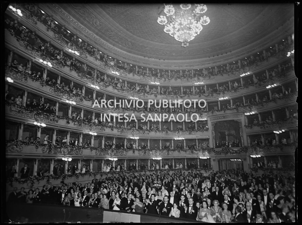 Vista dal palcoscenico del Teatro alla Scala sulla platea ed i palchi, gremiti di gente, in occasione della serata inaugurale della stagione lirica 1958-1959 con l'opera "Turandot", di Giacomo Puccini, diretta da Antonino Votto con la regia di Margherita Wallmann