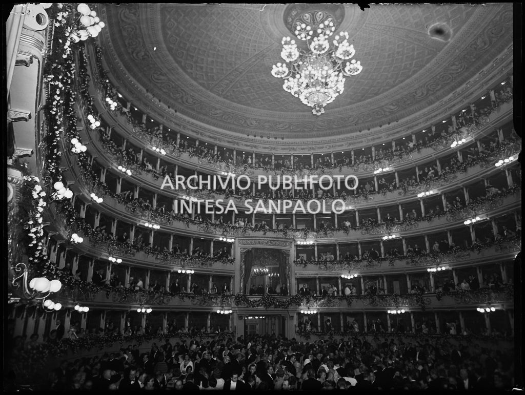 Vista dal palcoscenico del Teatro alla Scala sulla platea e i palchi, gremiti di gente, in occasione della serata inaugurale della stagione lirica 1958-1959 con l'opera "Turandot", di Giacomo Puccini, diretta da Antonino Votto con la regia di Margherita Wallmann