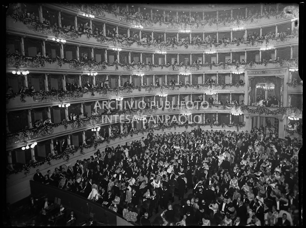 Vista da un palco del Teatro alla Scala sul golfo mistico, la platea ed i palchi, gremiti di gente, in occasione della serata inaugurale della stagione lirica 1958-1959 con l'opera "Turandot", di Giacomo Puccini, diretta da Antonino Votto con la regia di Margherita Wallmann