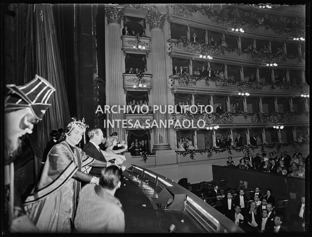 Gli artisti e il direttore d'orchestra sul palcoscenico del Teatro alla Scala alla conclusione della rappresentazione dell'opera "Turandot" di Giacomo Puccini, diretta da Antonino Votto con la regia di Margherita Walmann, con la quale è stata inaugurata la stagione lirica 1958-1959