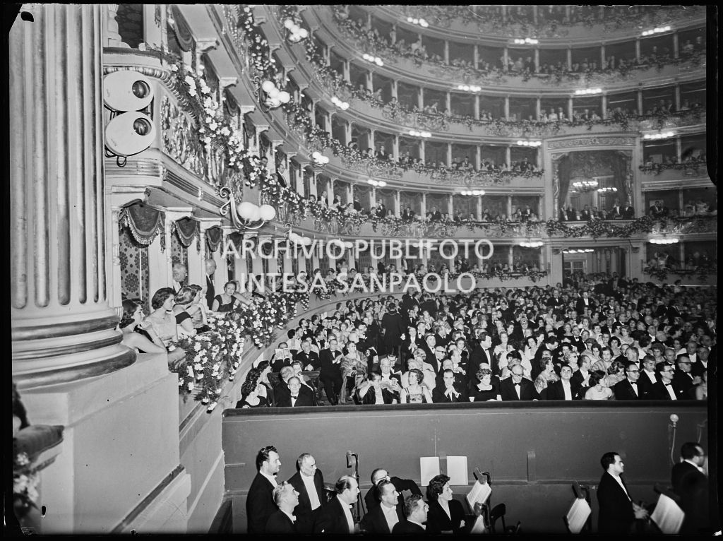 Vista dal palcoscenico del Teatro alla Scala sul golfo mistico, la platea ed i palchi, gremiti di gente, in occasione della serata inaugurale della stagione lirica 1958-1959 con l'opera "Turandot", di Giacomo Puccini, diretta da Antonino Votto con la regia di Margherita Wallmann