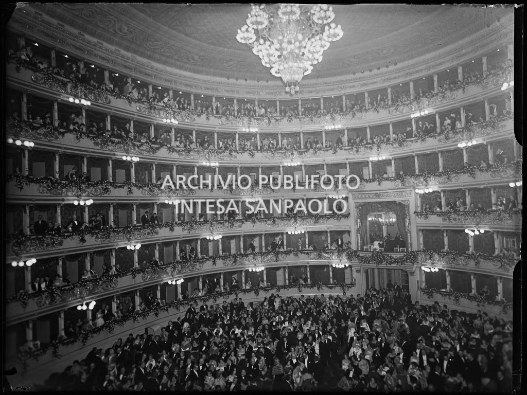Vista da un palco del Teatro alla Scala sulla platea e i palchi, gremiti di gente, in occasione della serata inaugurale della stagione lirica 1958-1959 con l'opera "Turandot", di Giacomo Puccini, diretta da Antonino Votto con la regia di Margherita Wallmann