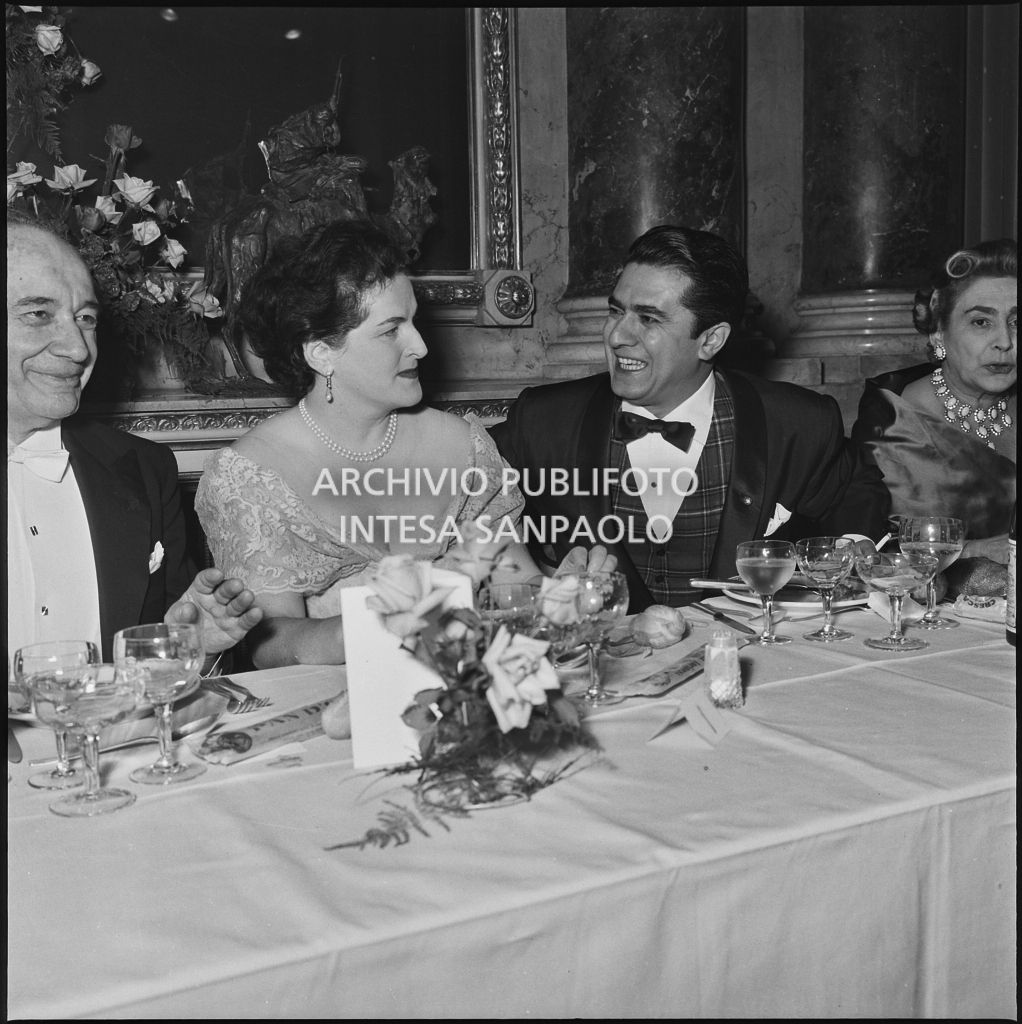 Il ministro del Lavoro e della Previdenza sociale Ezio Vigorelli, il soprano Birgit Nilsson, il tenore Giuseppe Di Stefano e Wally Toscanini al ristorante dopo la serata inaugurale della stagione lirica 1958-1959 del Teatro alla Scala con l'opera "Turandot", di Giacomo Puccini, diretta da Antonino Votto con la regia di Margherita Wallmann