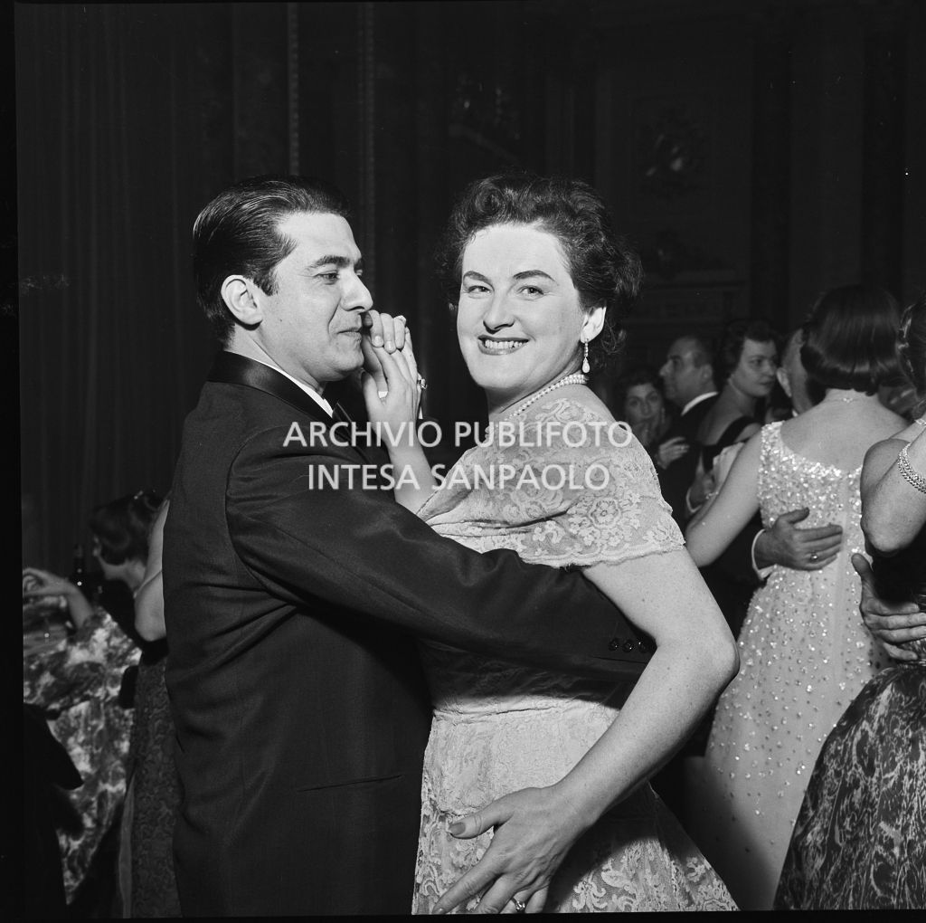 Il soprano Birgit Nilsson e il tenore Giuseppe Di Stefano danzano al ristorante dopo la serata inaugurale della stagione lirica 1958-1959 del Teatro alla Scala con l'opera "Turandot", di Giacomo Puccini, diretta da Antonino Votto con la regia di Margherita Wallmann