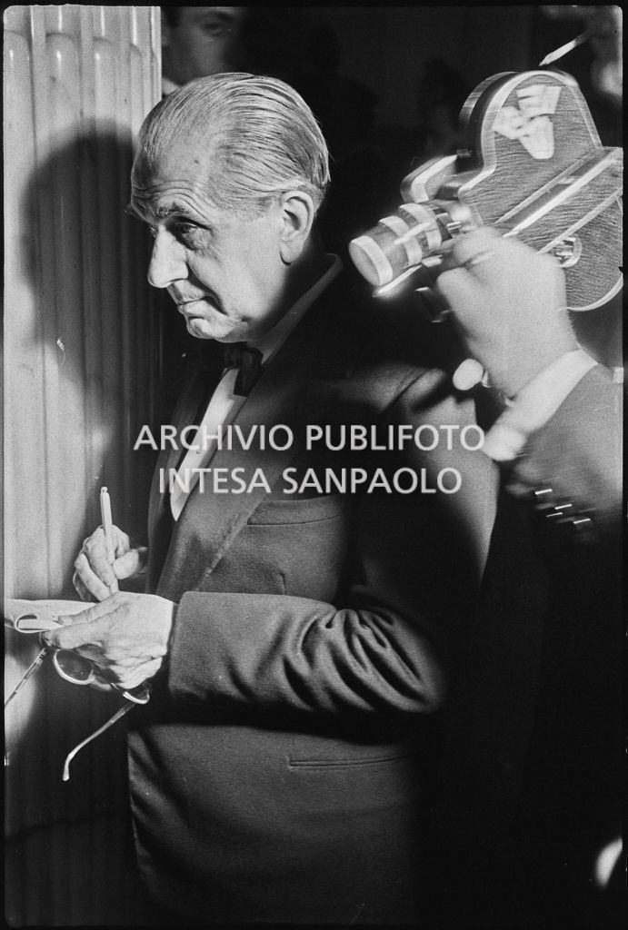 Un giornalista ed un operatore RAI in occasione dell'inaugurazione della stagione lirica 1958-1959 del Teatro alla Scala con l'opera "Turandot", di Giacomo Puccini, diretta da Antonino Votto, con la regia di Margherita Wallmann
