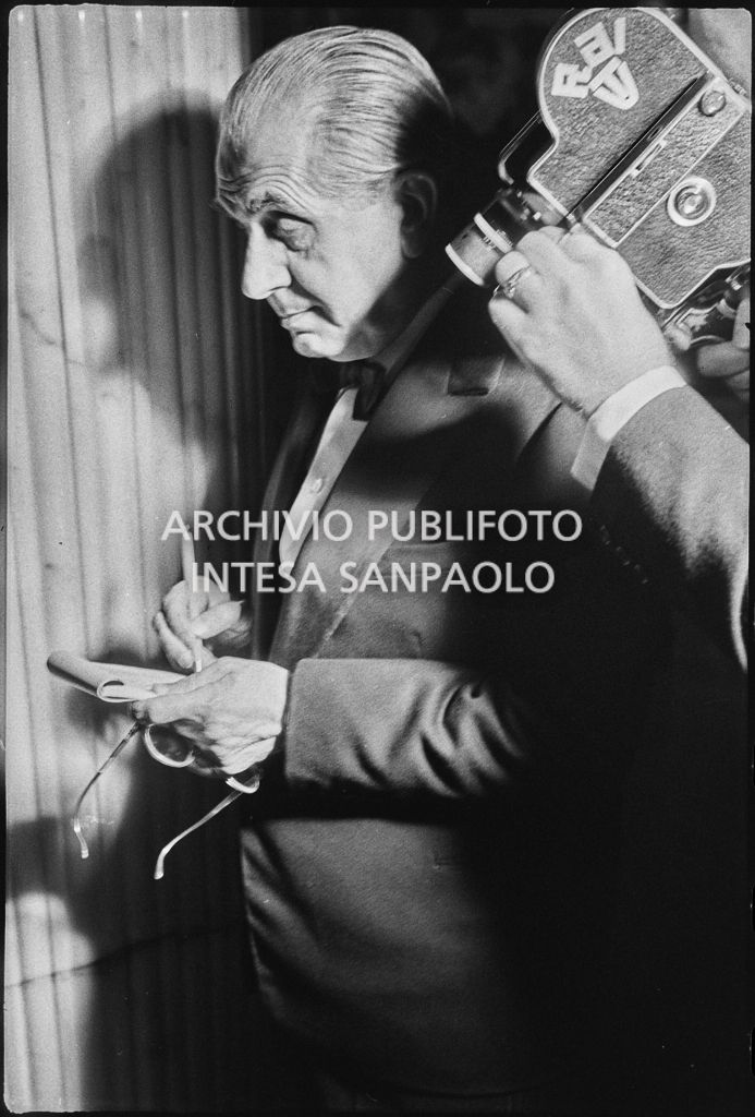 Un giornalista ed un operatore RAI in occasione dell'inaugurazione della stagione lirica 1958-1959 del Teatro alla Scala con l'opera "Turandot", di Giacomo Puccini, diretta da Antonino Votto, con la regia di Margherita Wallmann