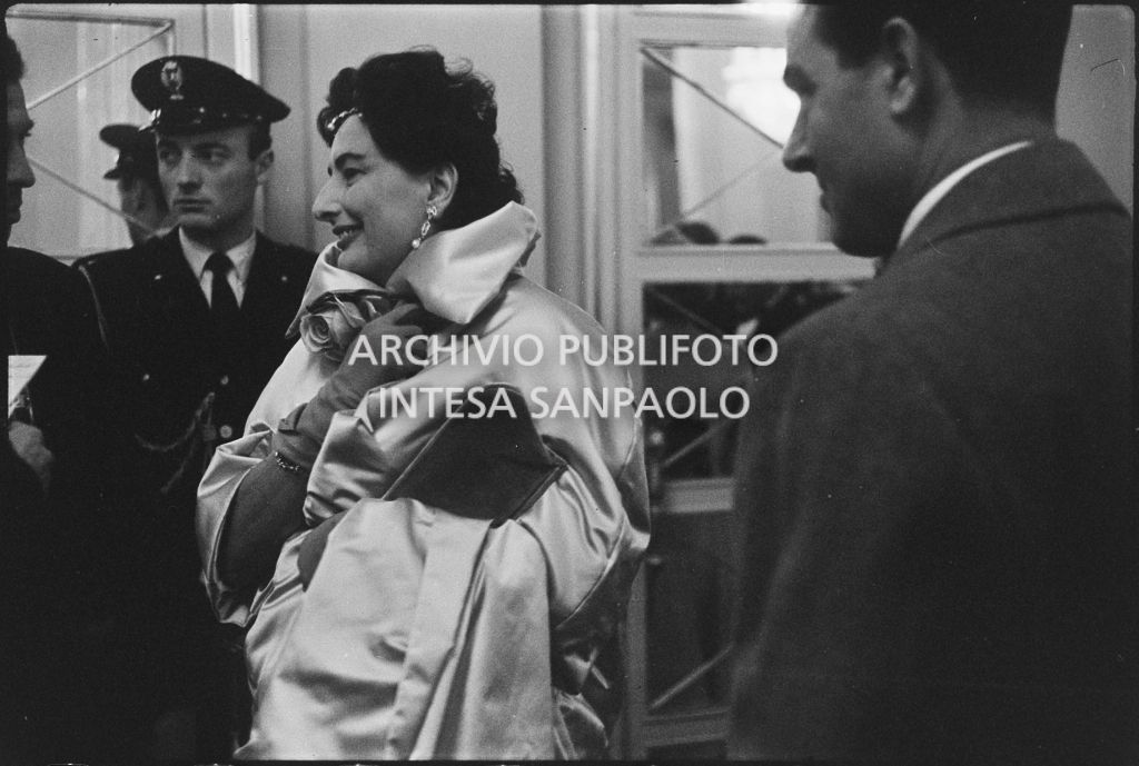 Aldo Campatelli e la moglie Lucy nel foyer del Teatro alla Scala in occasione dell'inaugurazione della stagione lirica 1958-1959 con l'opera "Turandot", di Giacomo Puccini, diretta da Antonino Votto, con la regia di Margherita Wallmann