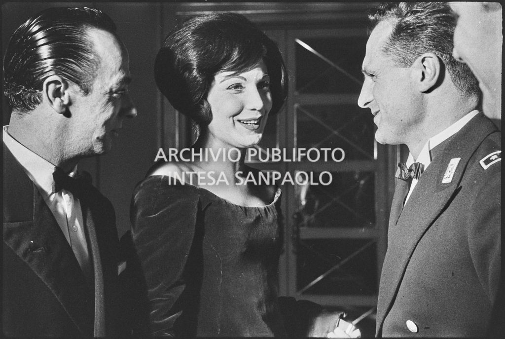 Eletta Polvani ed altri spettatori nel foyer del Teatro alla Scala in occasione dell'inaugurazione della stagione lirica 1958-1959 con l'opera "Turandot", di Giacomo Puccini, diretta da Antonino Votto, con la regia di Margherita Wallmann