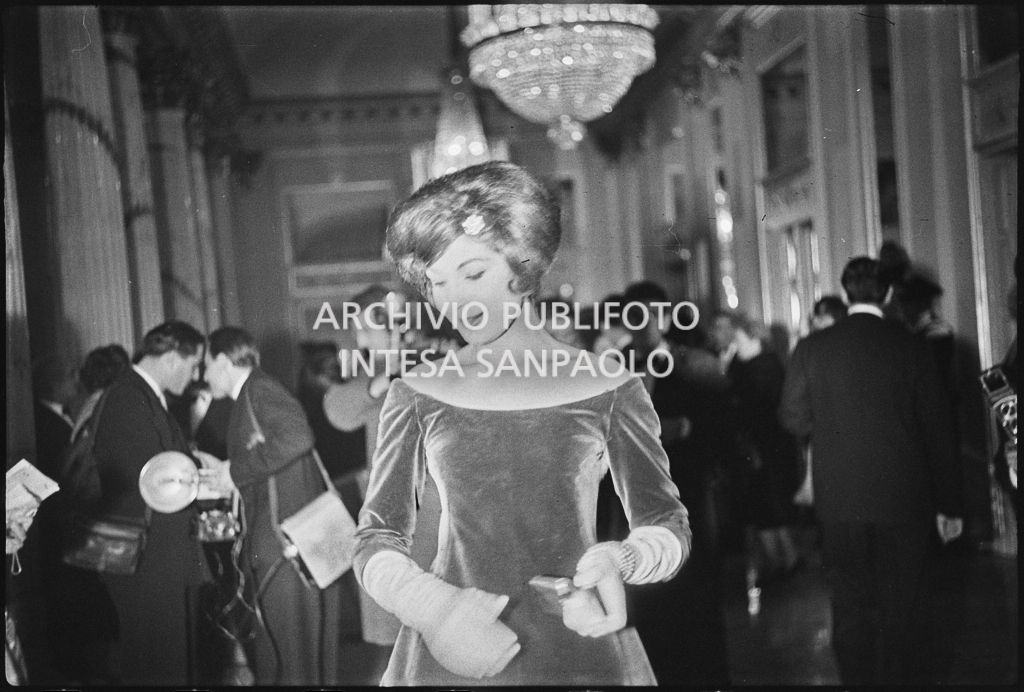 Eletta Polvani nel foyer del Teatro alla Scala in occasione dell'inaugurazione della stagione lirica 1958-1959 con l'opera "Turandot", di Giacomo Puccini, diretta da Antonino Votto, con la regia di Margherita Wallmann