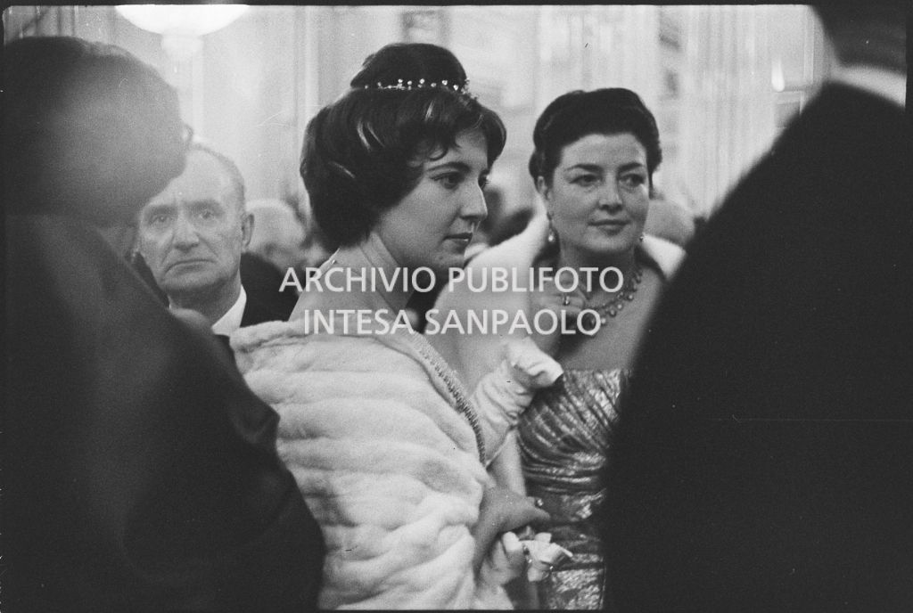 Alcuni spettatori nel foyer del Teatro alla Scala in occasione dell'inaugurazione della stagione lirica 1958-1959 con l'opera "Turandot", di Giacomo Puccini, diretta da Antonino Votto, con la regia di Margherita Wallmann