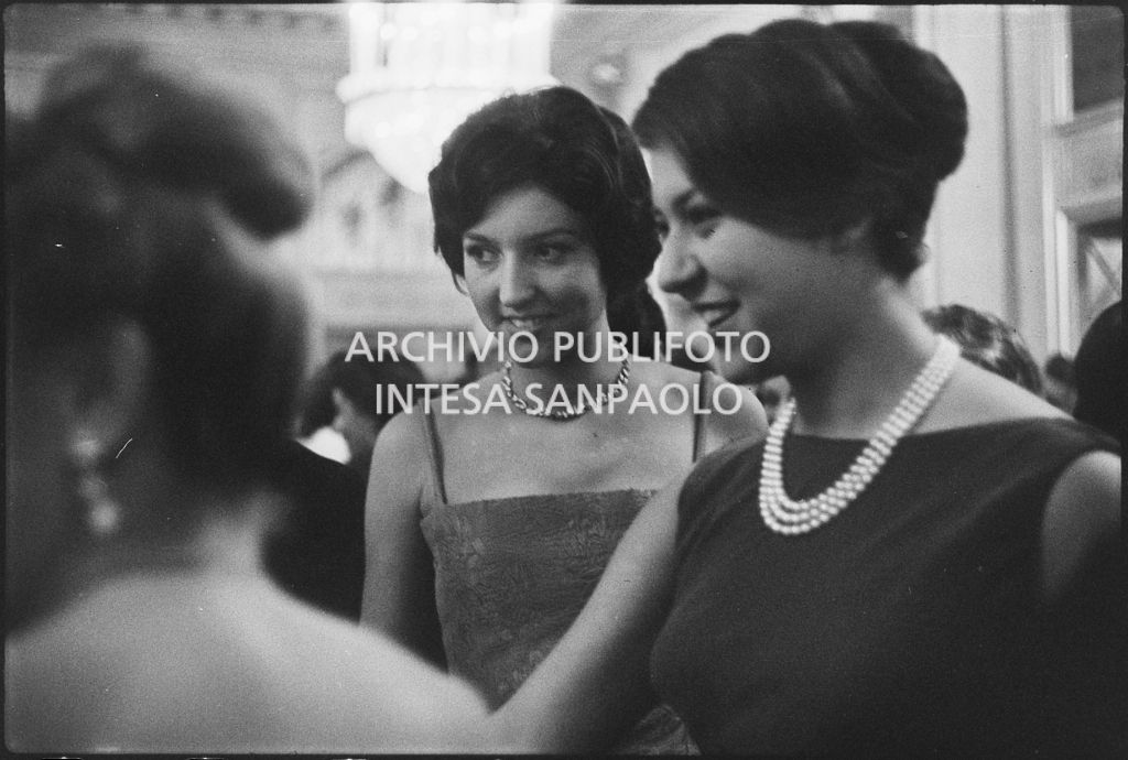 Le sorelle Caperano nel foyer del Teatro alla Scala in occasione della serata inaugurale della stagione lirica 1958-1959 con l'opera "Turandot", di Giacomo Puccini, diretta da Antonino Votto, con la regia di Margherita Wallmann