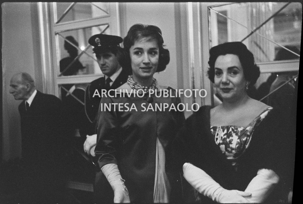 Giovanna Lomazzi e un'altra spettatrice nel foyer del Teatro alla Scala in occasione della serata inaugurale della stagione lirica 1958-1959 con l'opera "Turandot", di Giacomo Puccini, diretta da Antonino Votto, con la regia di Margherita Wallmann