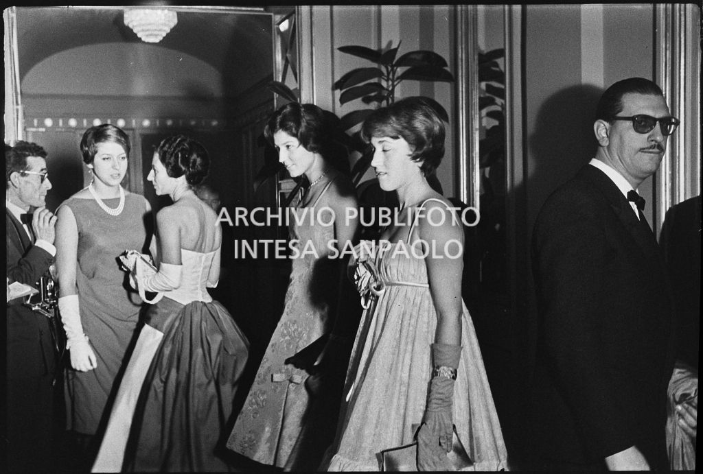 Le sorelle Caperano con la madre al Teatro alla Scala in occasione della serata inaugurale della stagione lirica 1958-1959 con l'opera "Turandot", di Giacomo Puccini, diretta da Antonino Votto, con la regia di Margherita Wallmann