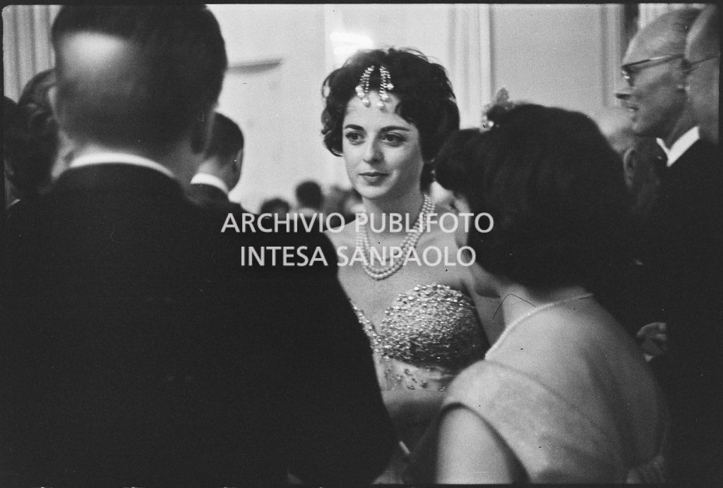 Alcuni spettatori nel foyer del Teatro alla Scala in occasione della serata inaugurale della stagione lirica 1958-1959 con l'opera "Turandot", di Giacomo Puccini, diretta da Antonino Votto, con la regia di Margherita Wallmann