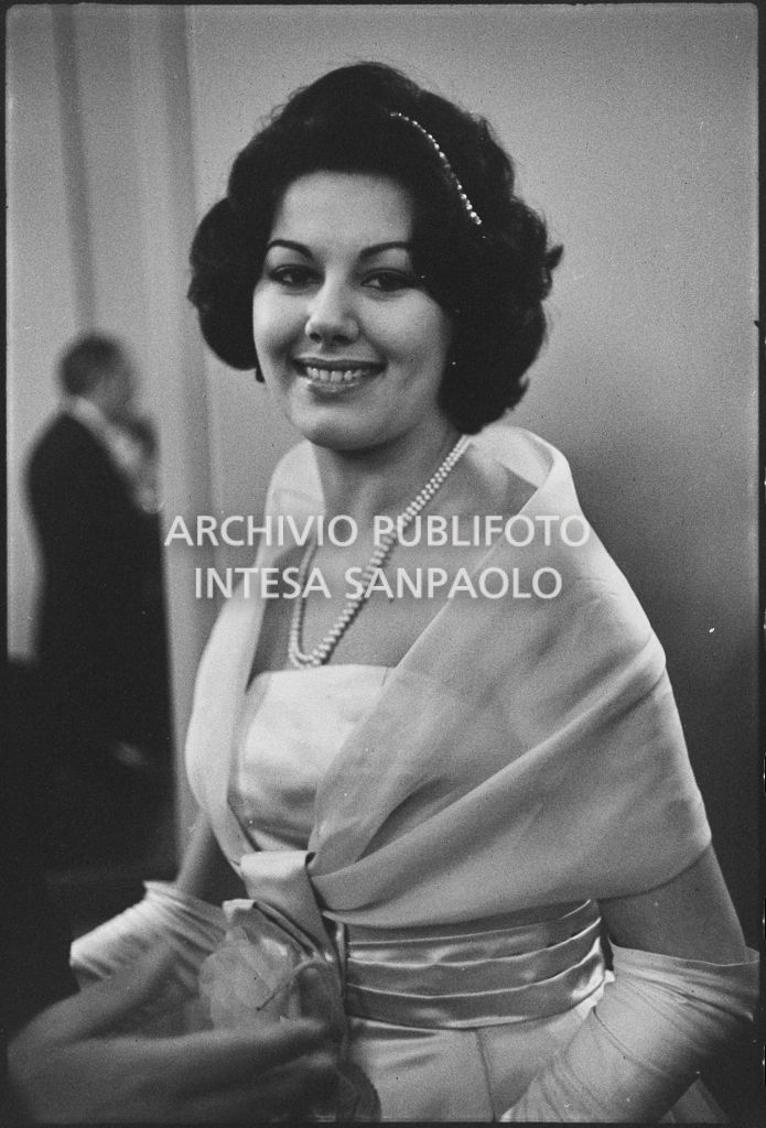 Maria Elisa Marzotto al Teatro alla Scala in occasione della serata inaugurale della stagione lirica 1958-1959 con l'opera "Turandot", di Giacomo Puccini, diretta da Antonino Votto, con la regia di Margherita Wallmann
