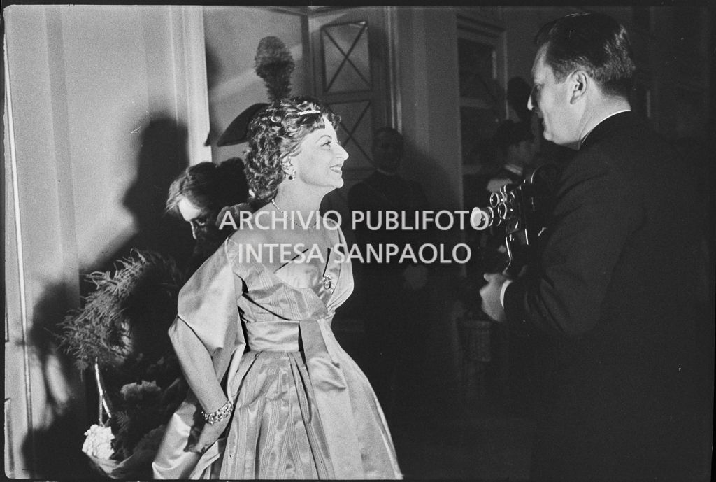 La baronessa Bianca Maria Hubner ed un operatore RAI in occasione dell'inaugurazione della stagione lirica 1958-1959 del Teatro alla Scala con l'opera "Turandot", di Giacomo Puccini, diretta da Antonino Votto, con la regia di Margherita Wallmann