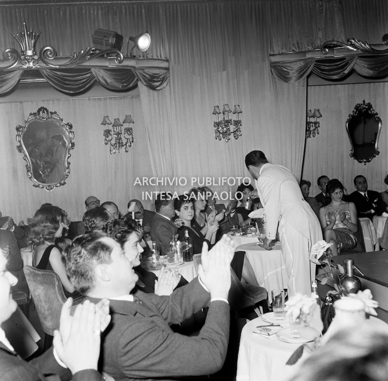 Una serata di Strip-tease nel locale notturno Le Roy a Milano