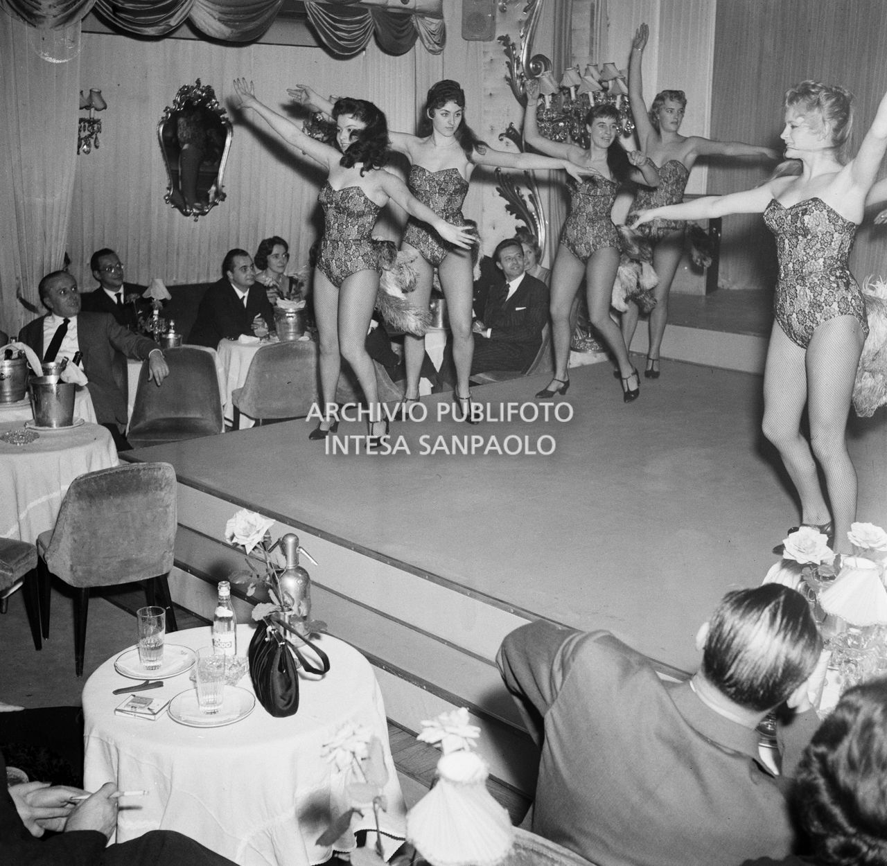 Una serata di Strip-tease nel locale notturno Le Roy a Milano