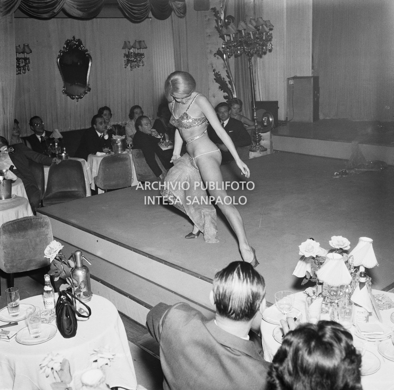 Una serata di Strip-tease nel locale notturno Le Roy a Milano