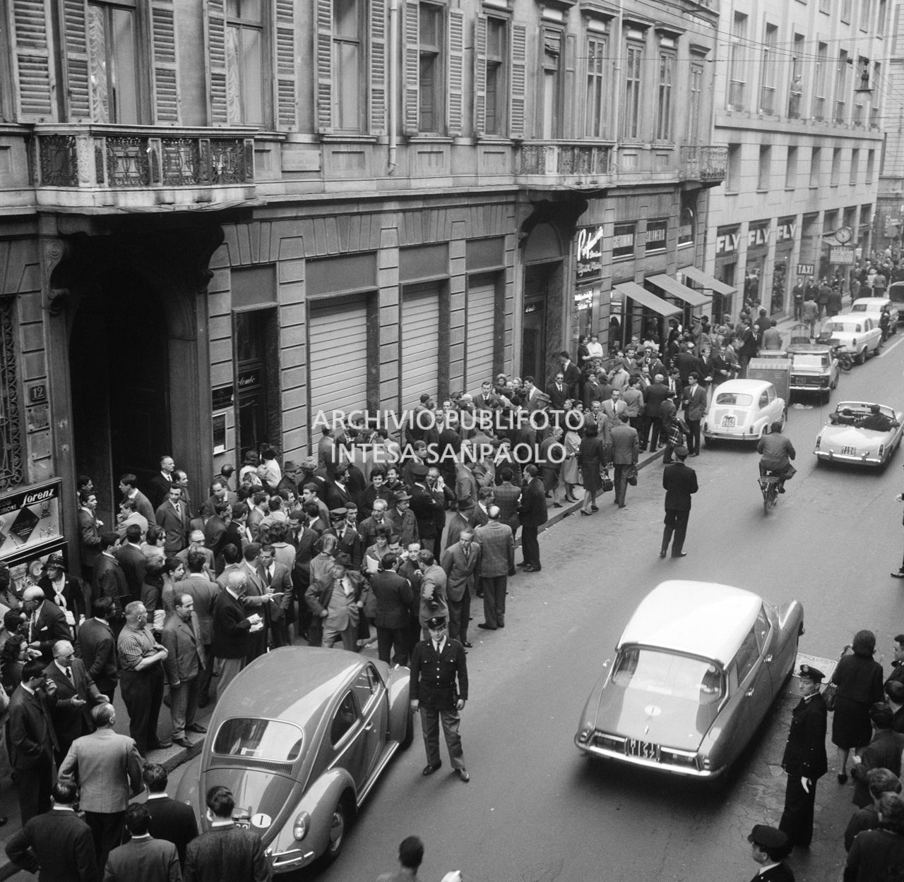 Folla di curiosi, in via Monte Napoleone a Milano, in prossimità della gioielleria Colombo derubata dalla banda dei Marsigliesi