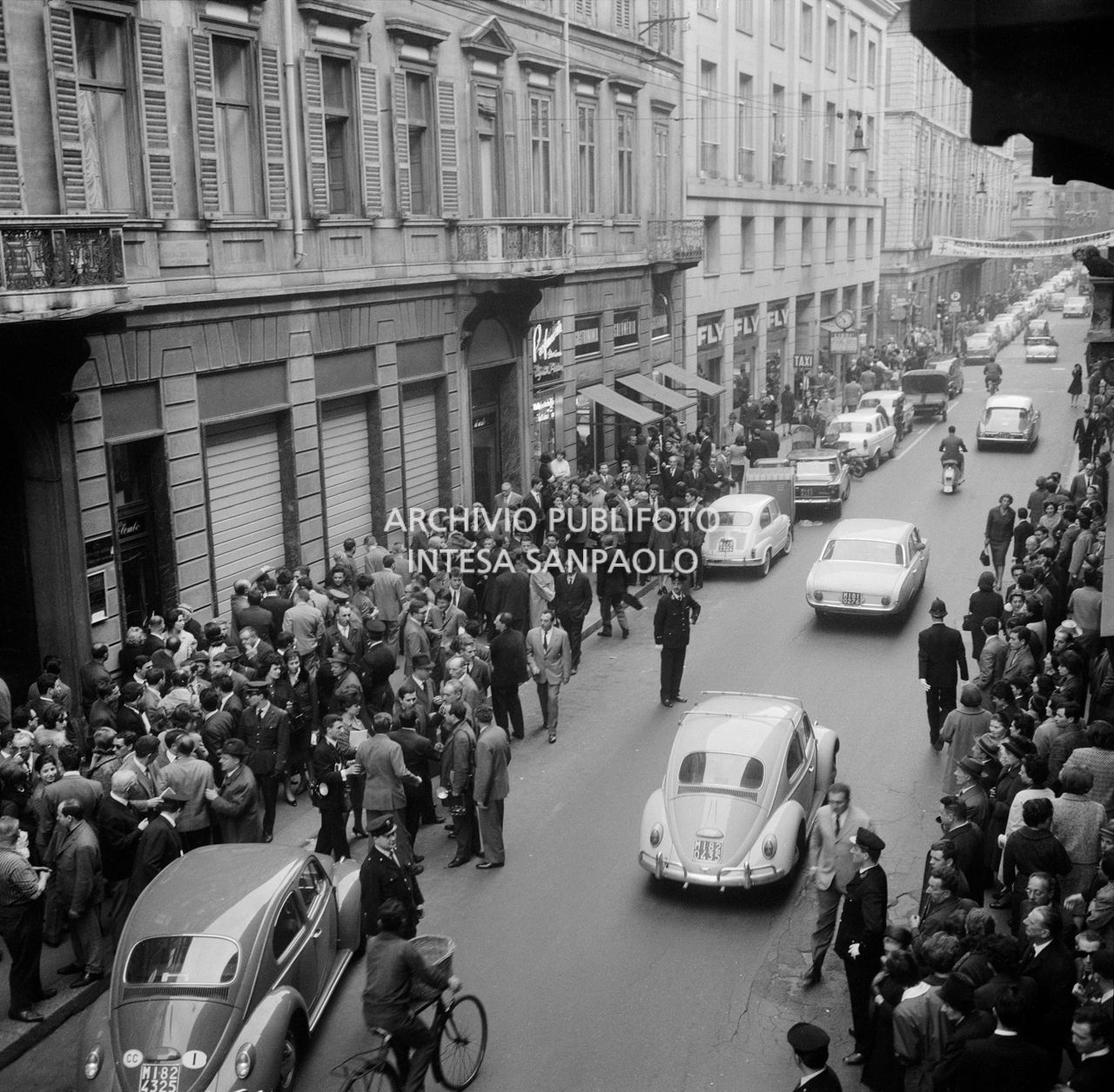 Folla di curiosi, in via Monte Napoleone a Milano, in prossimità della gioielleria Colombo derubata dalla banda dei Marsigliesi