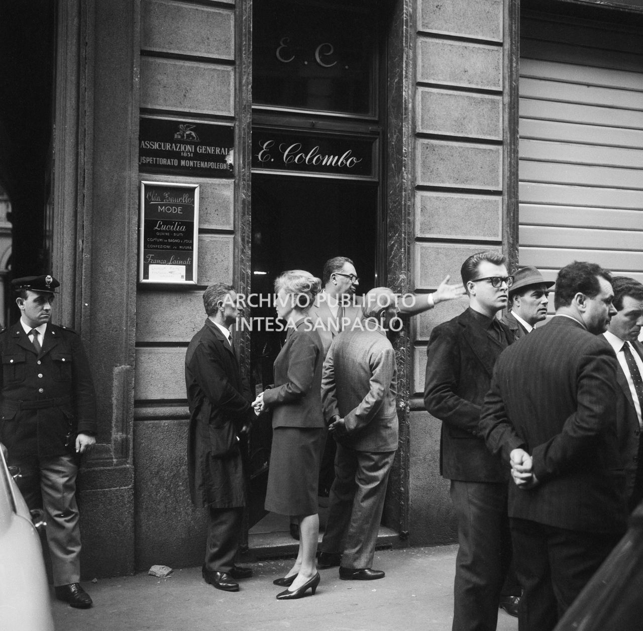 Folla di curiosi, in via Monte Napoleone a Milano, davanti alla gioielleria Colombo derubata dalla banda dei Marsigliesi
