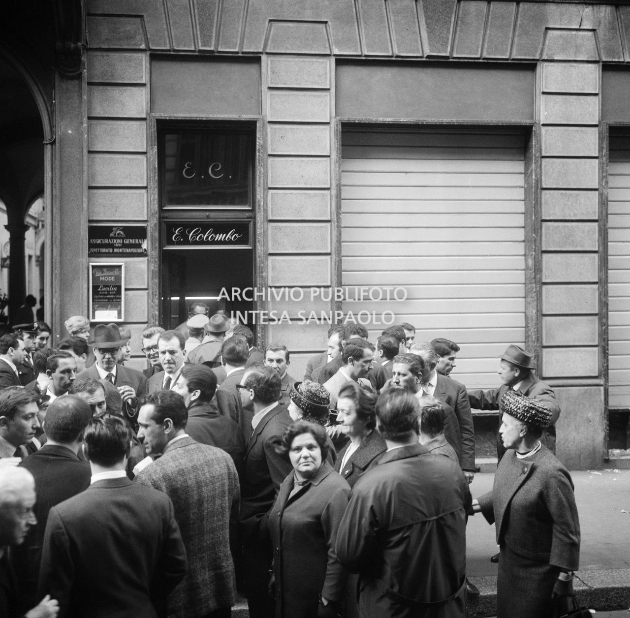 Folla di curiosi, in via Monte Napoleone a Milano, davanti alla gioielleria Colombo derubata dalla banda dei Marsigliesi