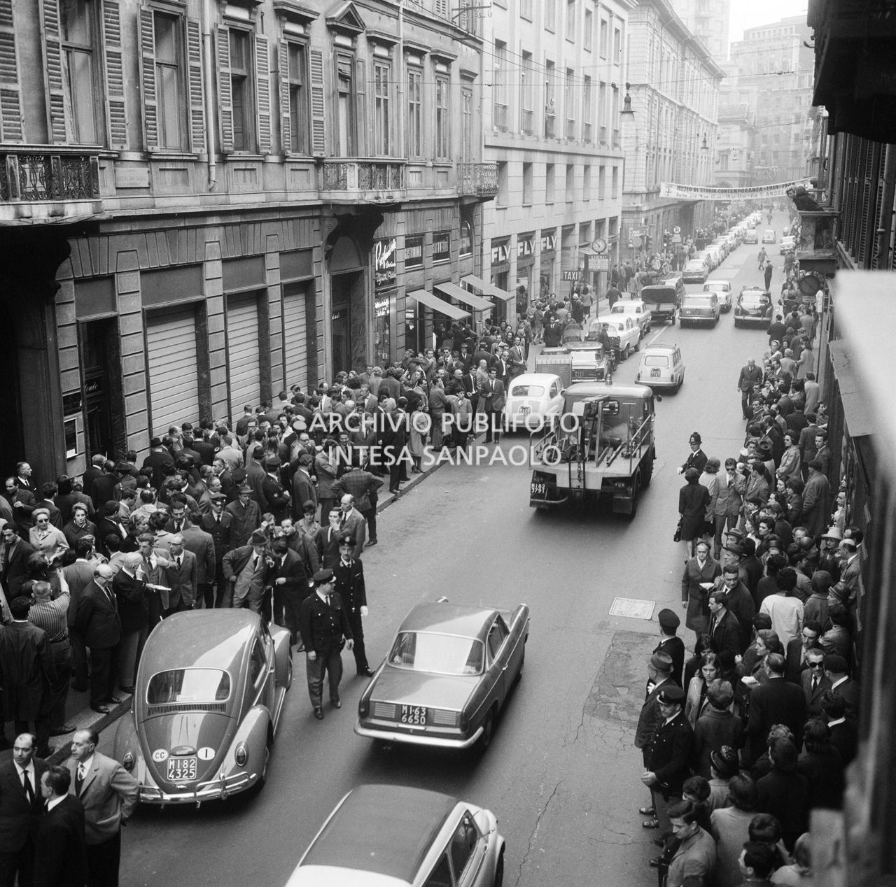Folla di curiosi, in via Monte Napoleone a Milano, nei pressi della gioielleria Colombo derubata dalla banda dei Marsigliesi