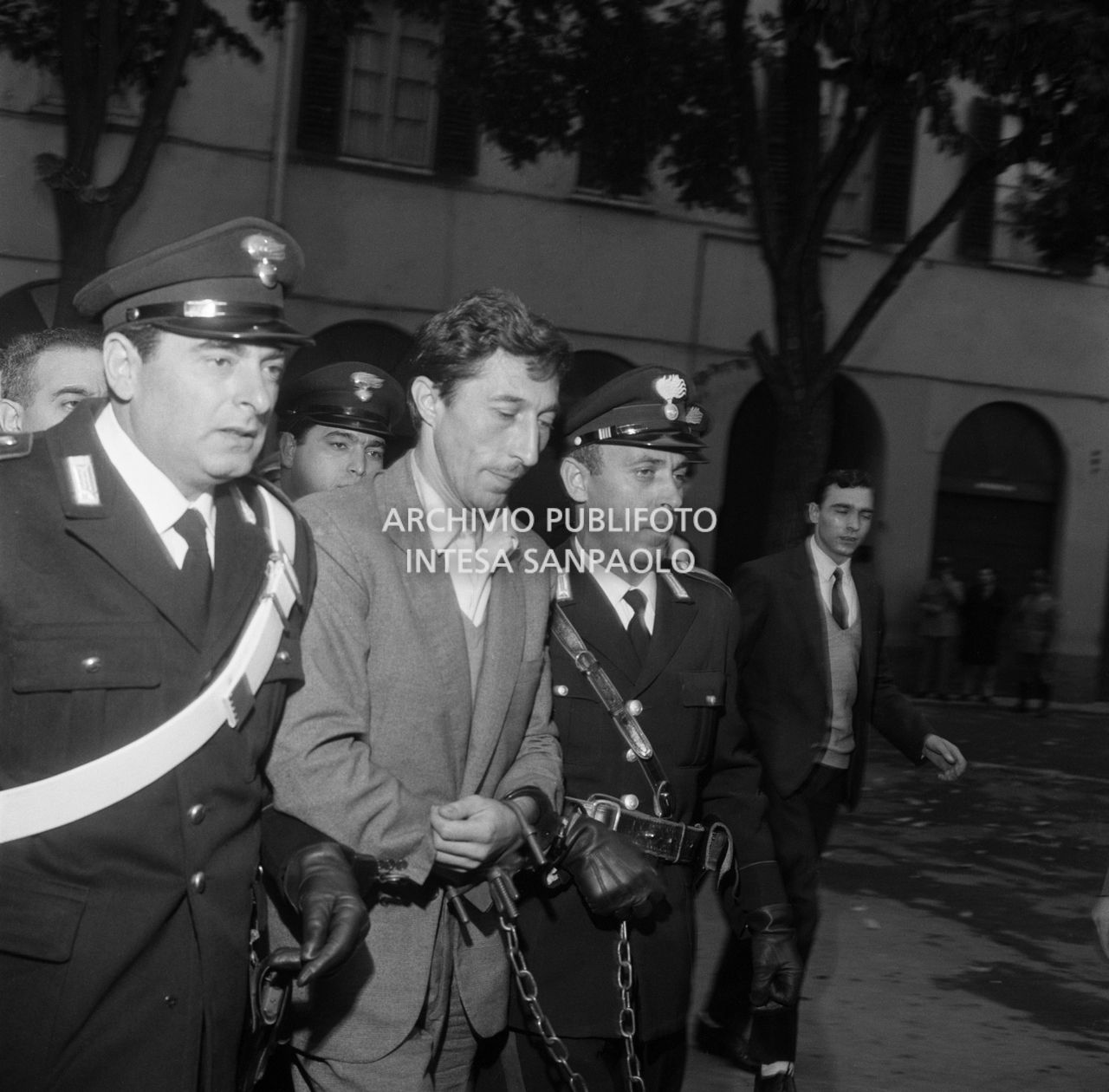 Pietro Cavallero in manette presso la caserma di via della Moscova a Milano