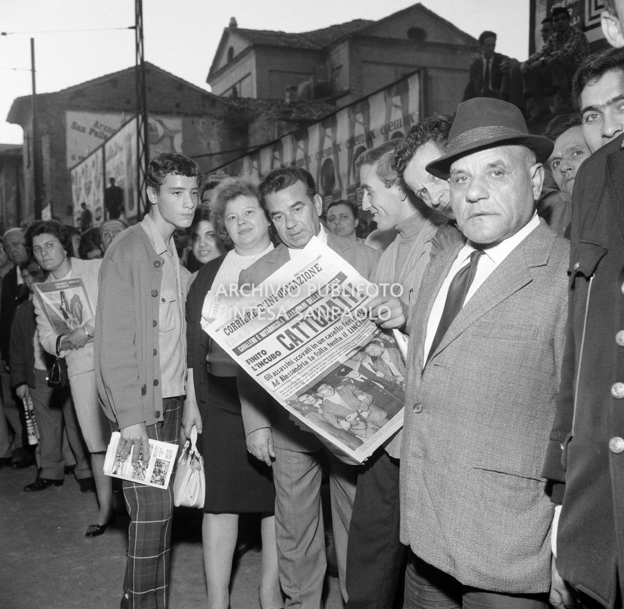 Gente in attesa della volante dei carabinieri con a bordo i due banditi Pietro Cavallero e Sante Notarnicola, davanti alla caserma di via della Moscova a Milano