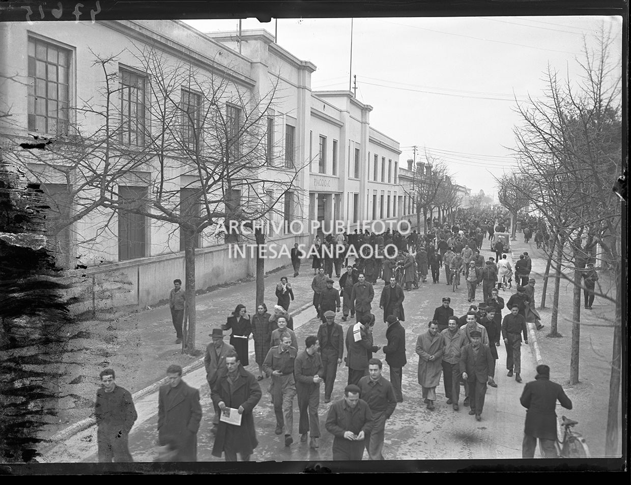 Uscita operai dallo stabilimento Piaggio & C. a Pontedera