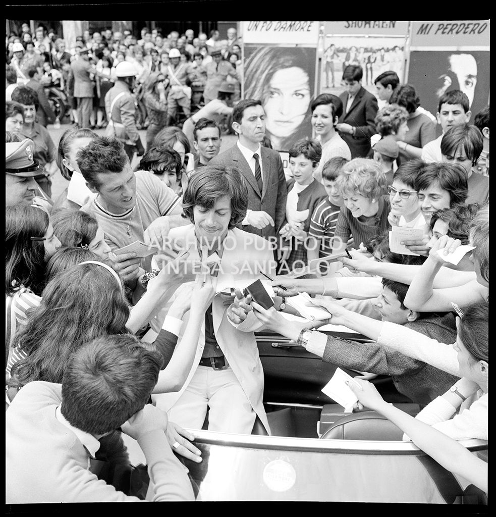 Antoine firma autografi in una tappa del VII Cantagiro