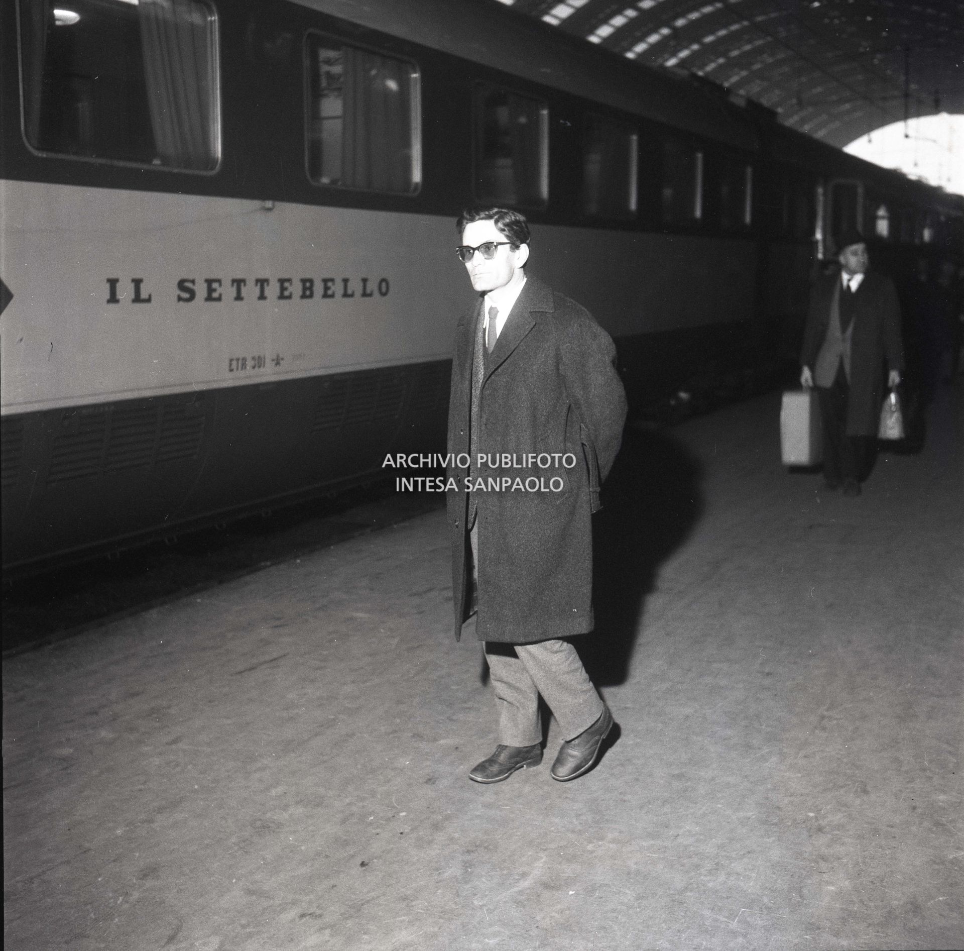 Pier Paolo Pasolini appena arrivato alla Stazione Centrale di Milano, con il treno "Il Settebello", per la presentazione del film a episodi Ro.Go.Pa.G.