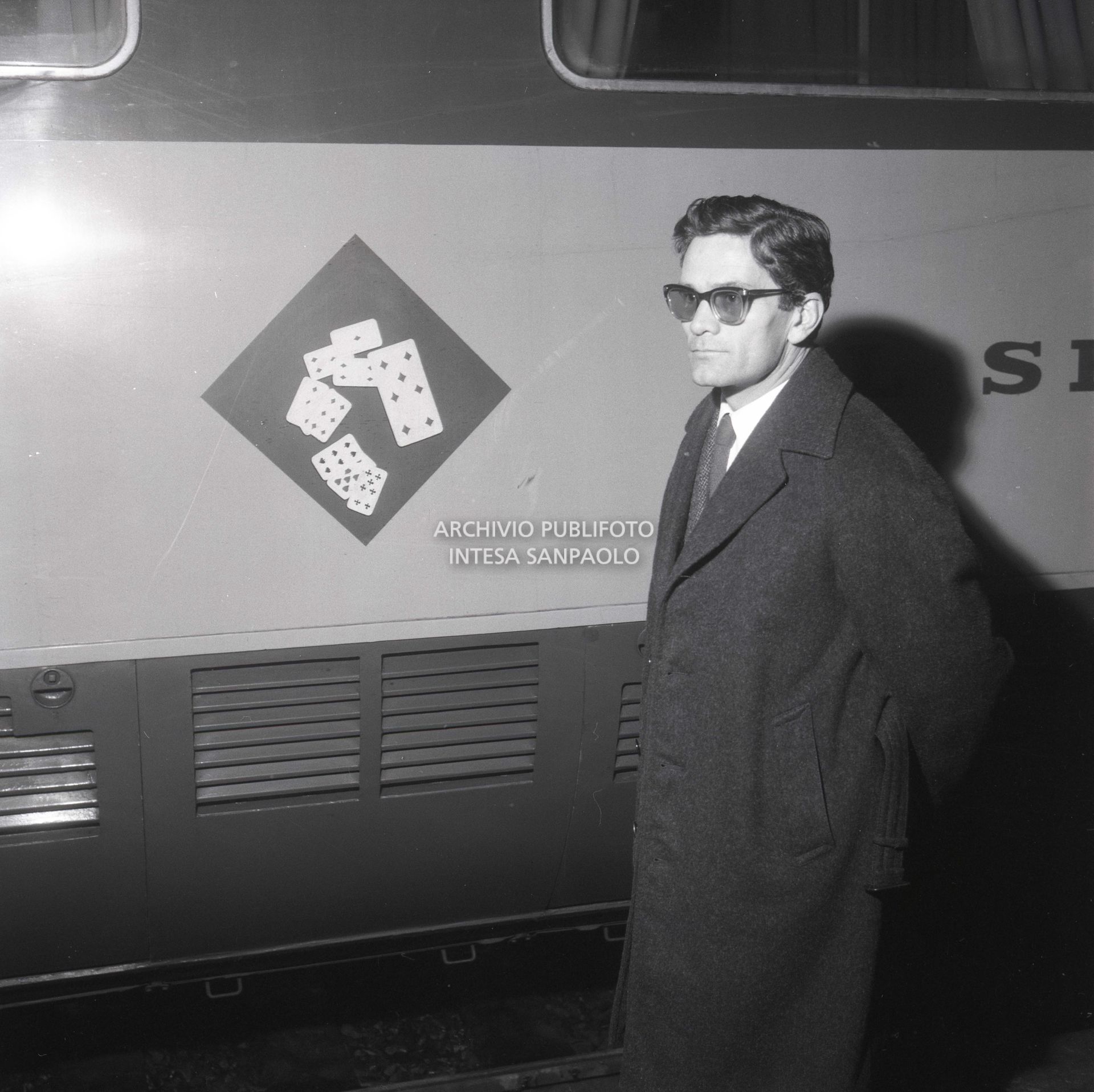 Pier Paolo Pasolini appena arrivato alla Stazione Centrale di Milano, con il treno "Il Settebello", per la presentazione del film a episodi Ro.Go.Pa.G.