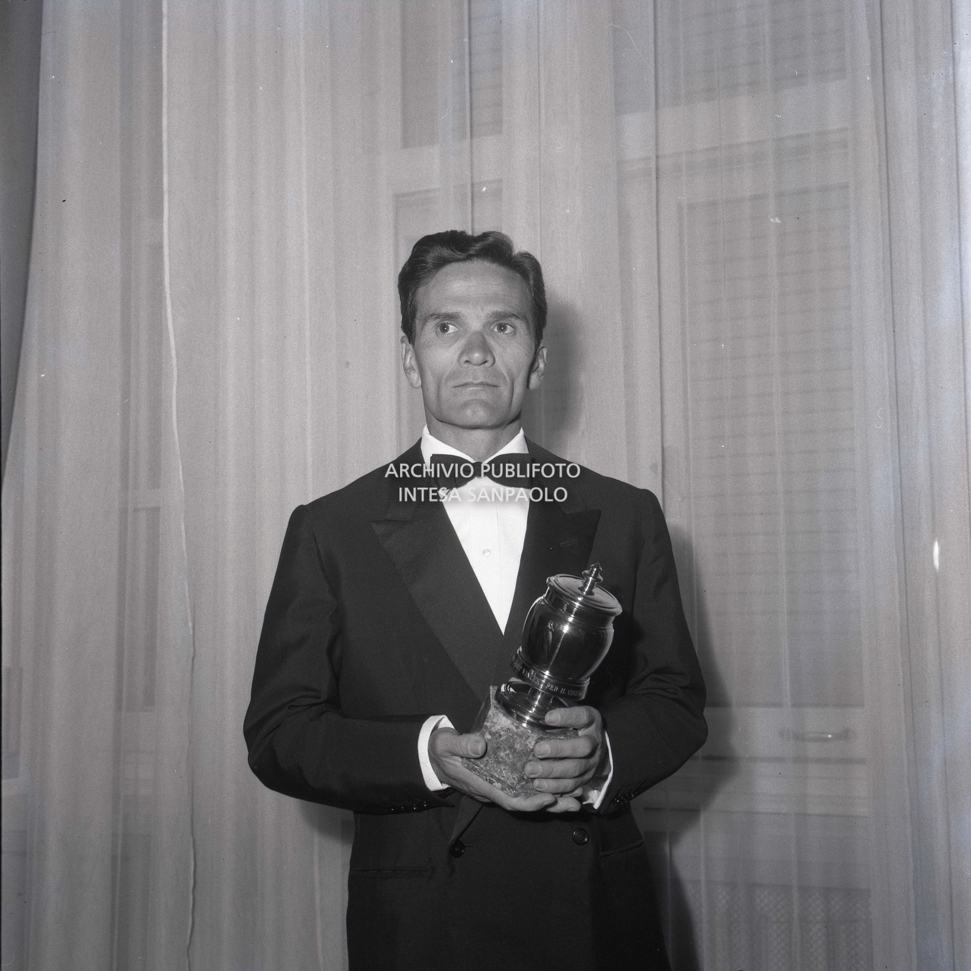 Pier Paolo Pasolini premiato con la Grolla d'oro come migliore regista al 12° Gran premio Saint Vincent per il cinema