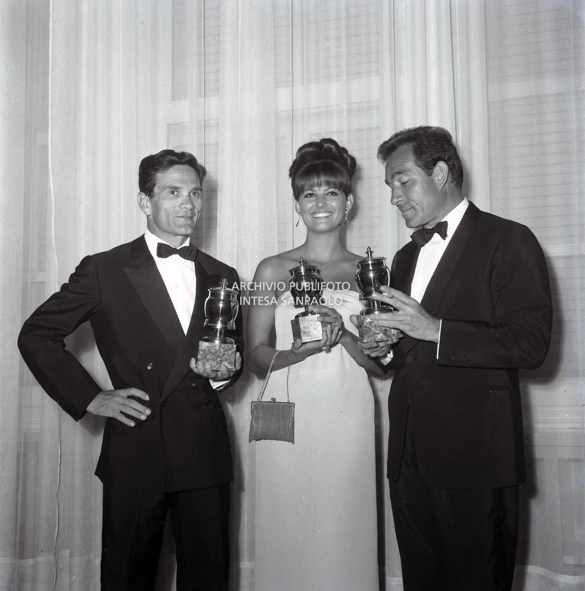 Pier Paolo Pasolini, Claudia Cardinale e Ugo Tognazzi premiati con le Grolle d'oro rispettivamente come migliore regista, migliore attrice e miglior attore, al 12° Gran premio Saint Vincent per il cinema