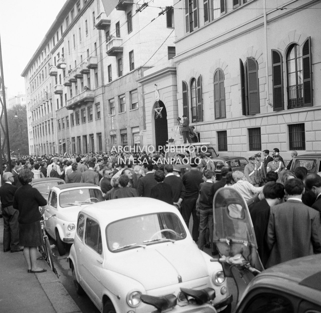 Gente in attesa della volante dei carabinieri con a bordo i due banditi Pietro Cavallero e Sante Notarnicola, davanti alla caserma di via della Moscova a Milano