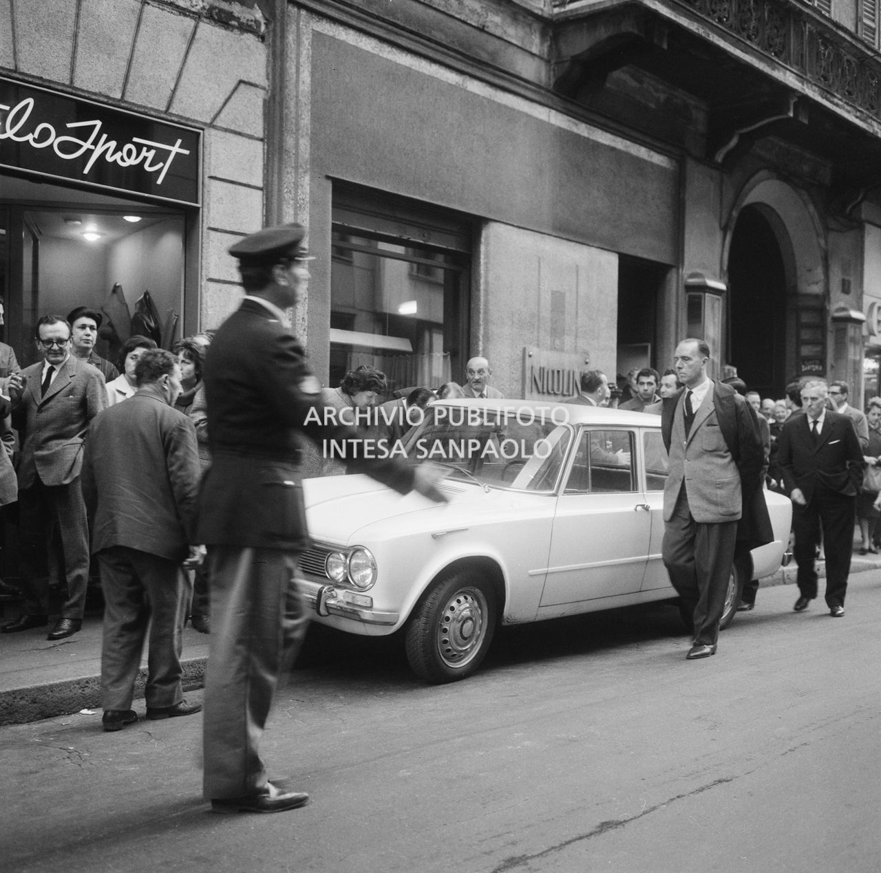 Folla, in via Monte Napoleone a Milano, dopo la rapina della banda dei Marsigliesi alla gioielleria Colombo