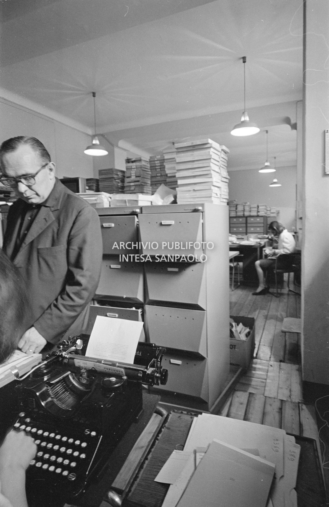 Al lavoro nell'archivio dell'agenzia Publifoto di Milano