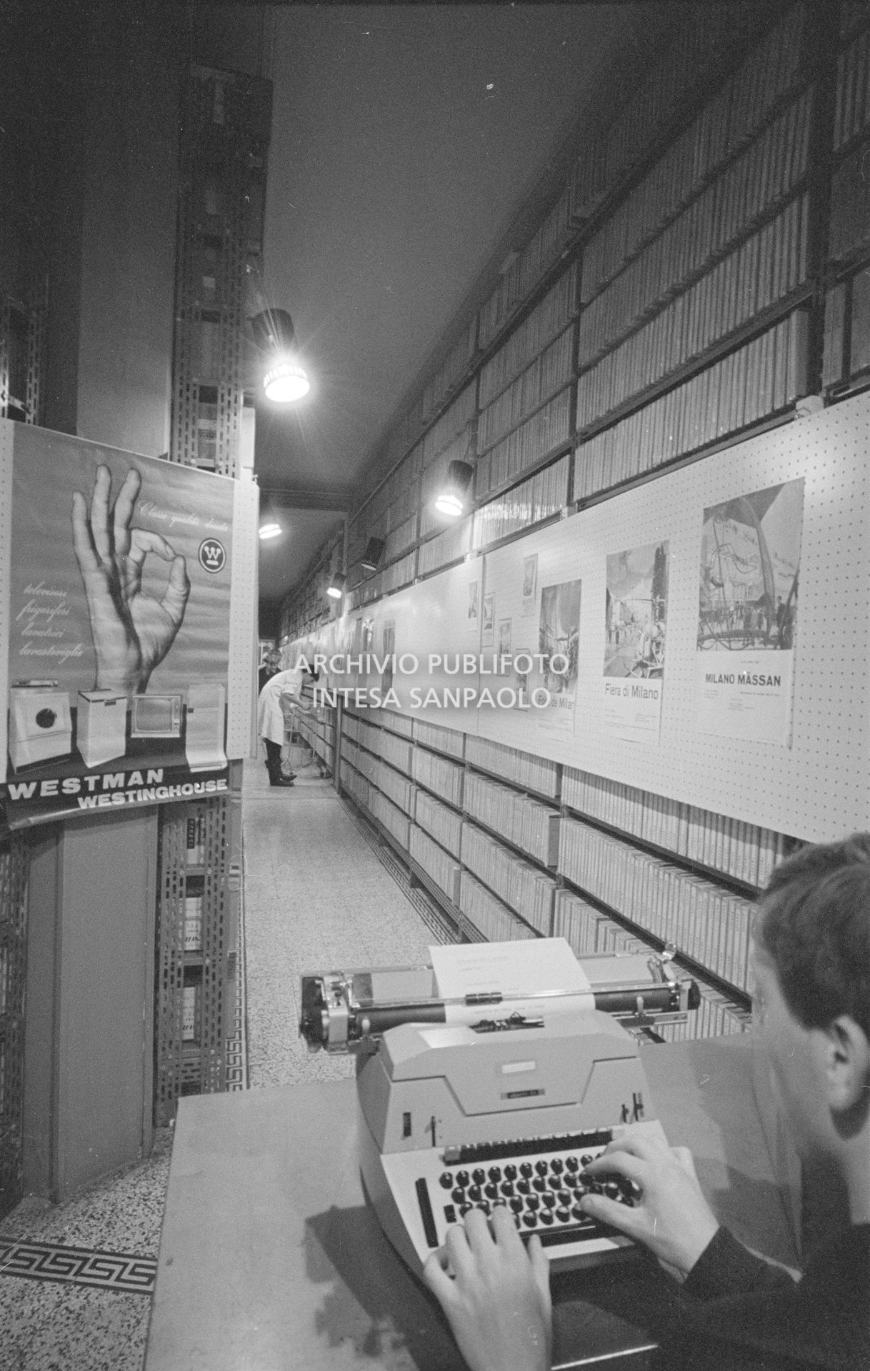 Al lavoro nell'archivio dell'agenzia Publifoto di Milano